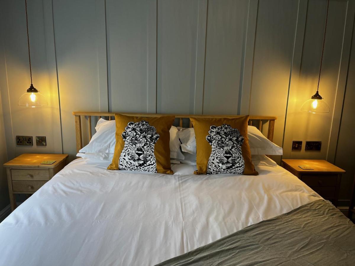The Crown Pub And Hotel Manningtree Bagian luar foto