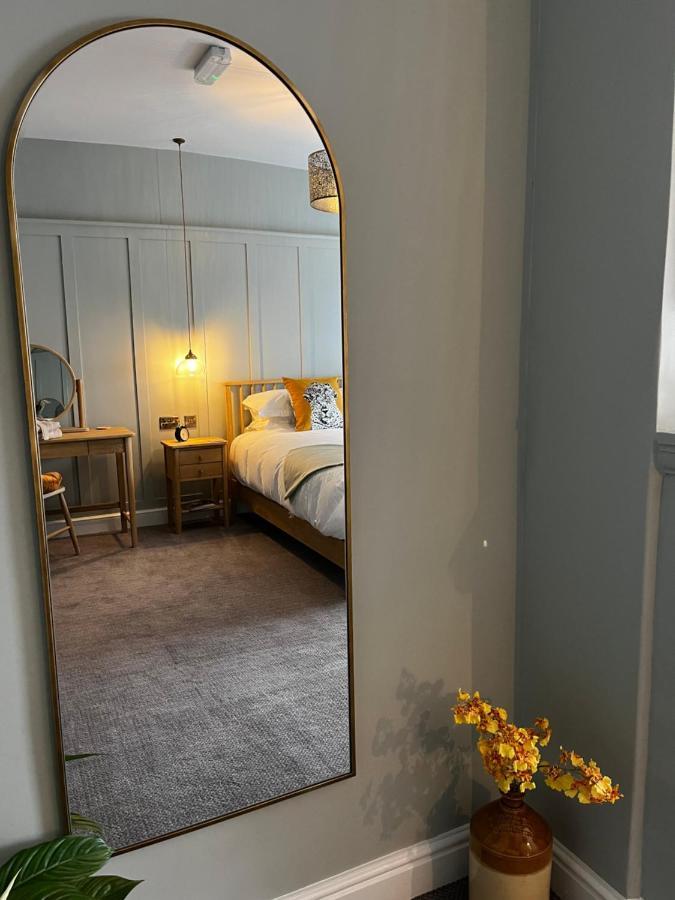 The Crown Pub And Hotel Manningtree Bagian luar foto